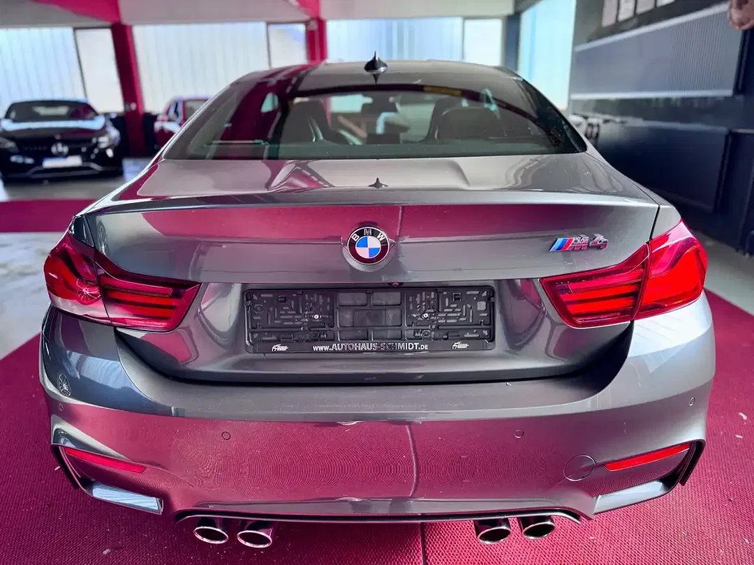 BMW M4 Coupe - Thumbnail 4