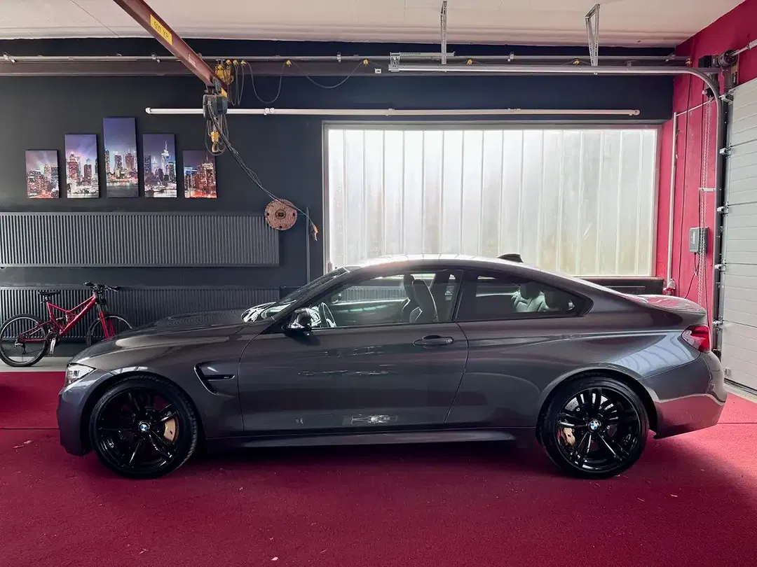 BMW M4 Coupe - Thumbnail 5