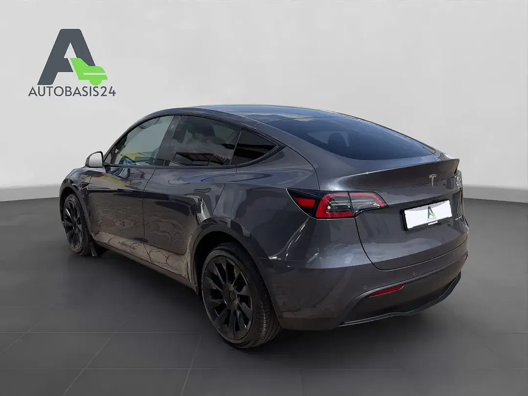 Tesla Model Y AWD Dual Motor Long Range - Thumbnail 3