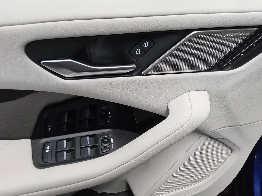 Jaguar I-Pace EV400 4x4 - Thumbnail 10
