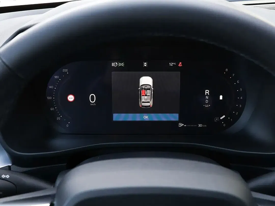Volvo XC40 Plus Black Edition - Thumbnail 12