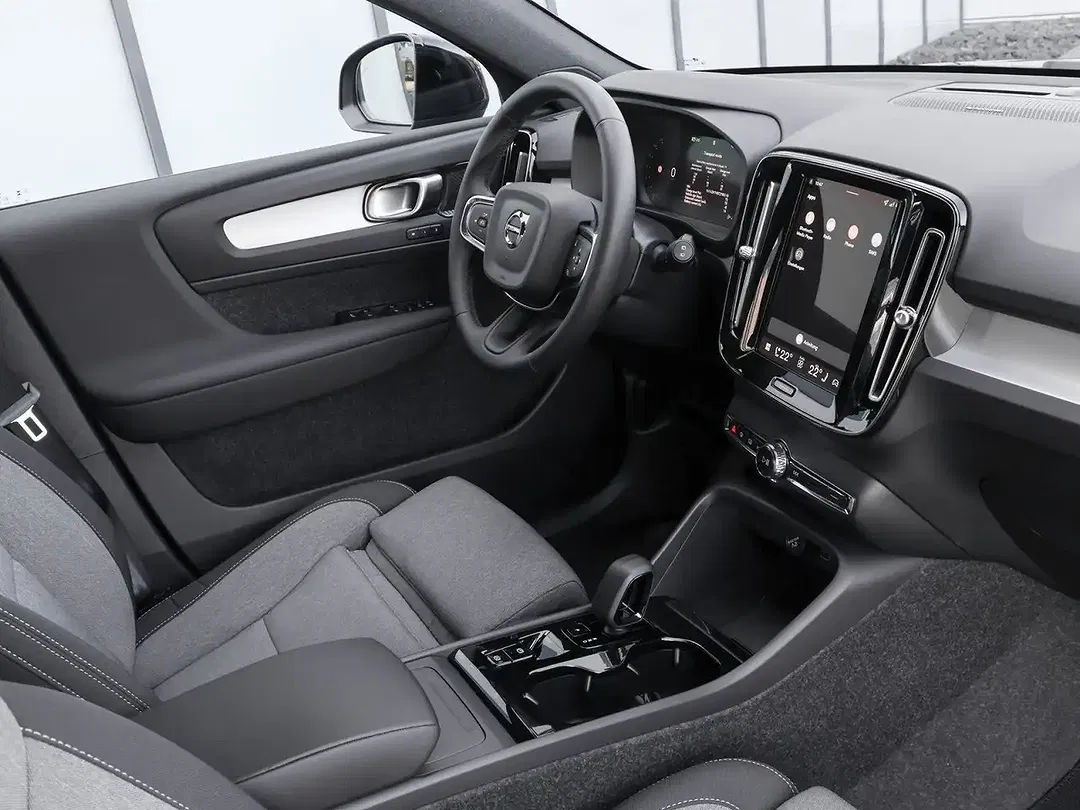 Volvo XC40 Plus Black Edition - Thumbnail 3