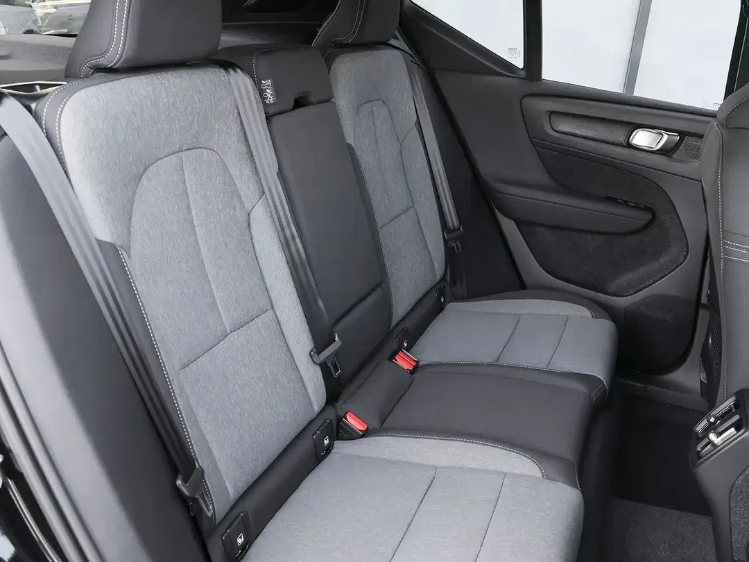 Volvo XC40 Plus Black Edition - Thumbnail 4