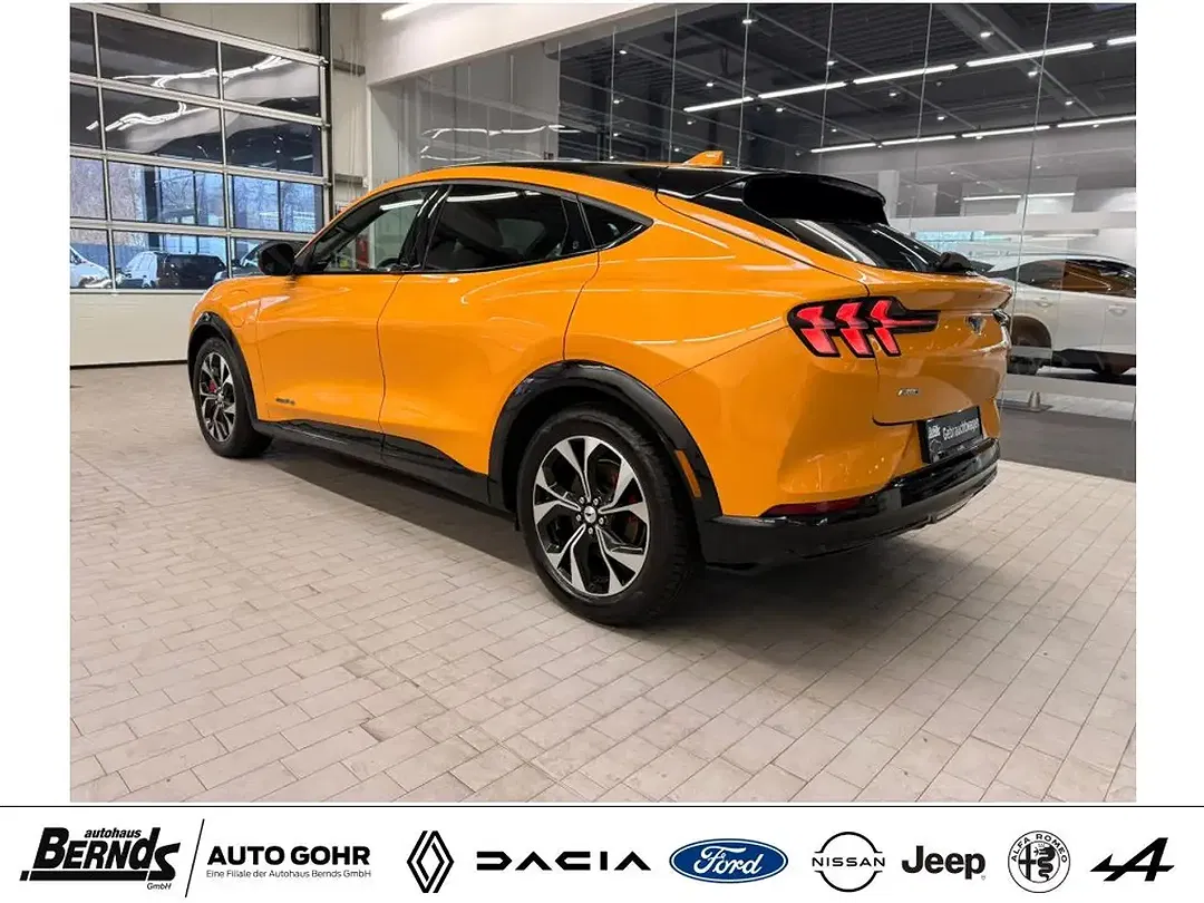 Ford Mustang Mach-E 4x4 - Thumbnail 4