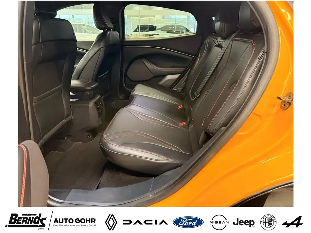 Ford Mustang Mach-E 4x4 - Thumbnail 6