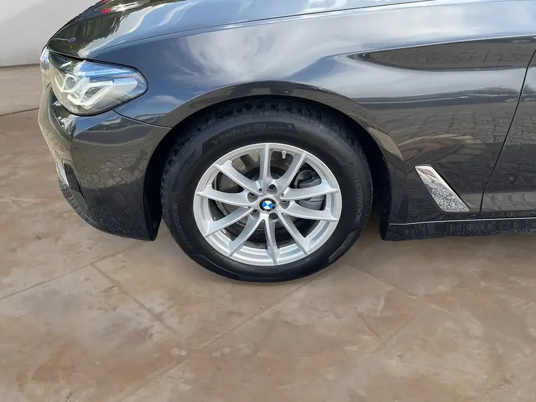 BMW 520 xDrive Touring - Thumbnail 2