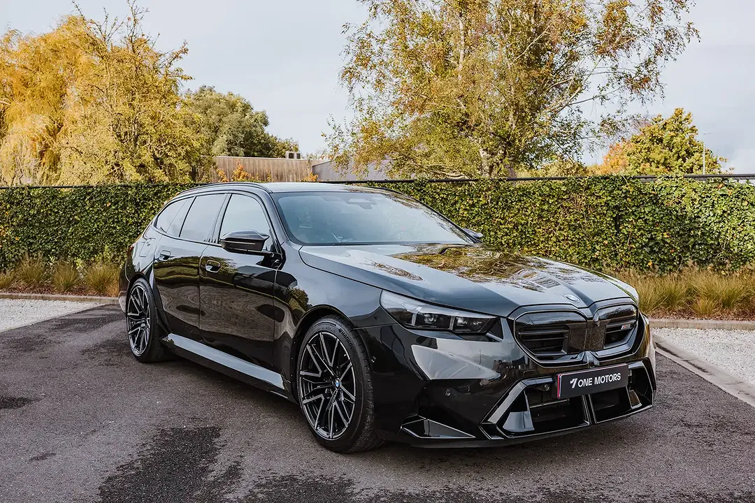 BMW M5 4.4 PHEV Touring - Thumbnail 1