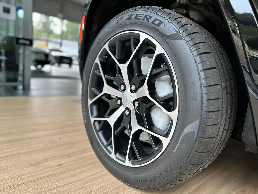 Jeep Grand Cherokee 4xe Summit - Thumbnail 5