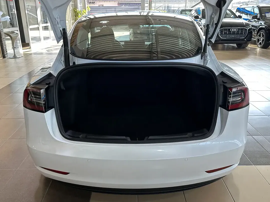 Tesla Model 3 RWD - Thumbnail 6