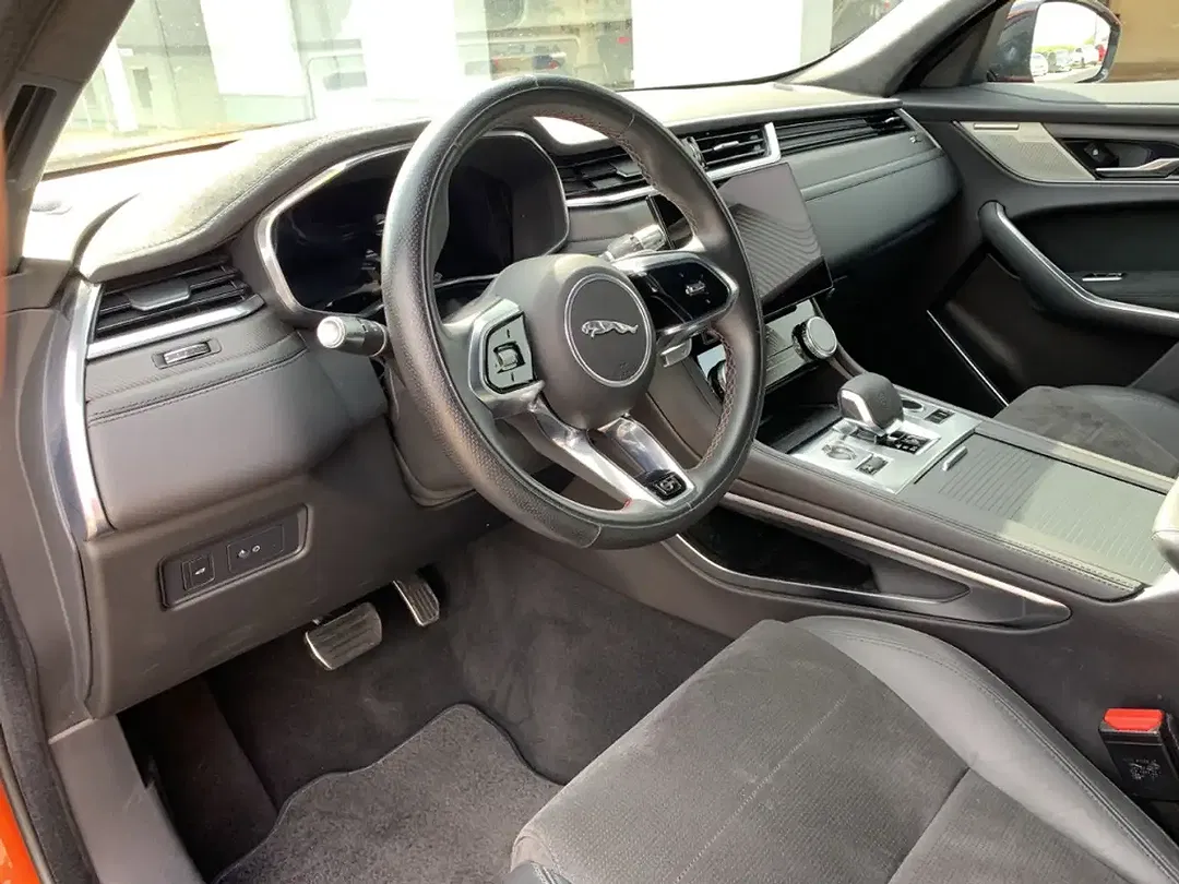 Jaguar F-Pace P550 4x4 SVR - Thumbnail 10