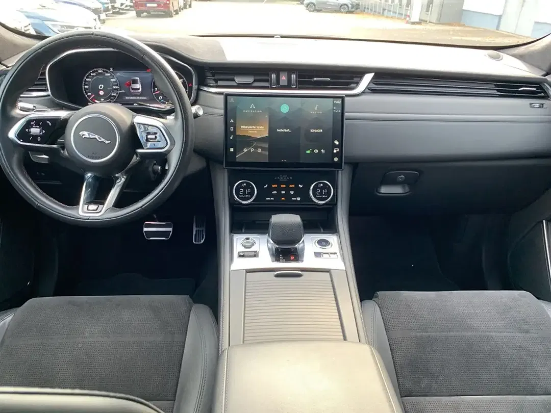 Jaguar F-Pace P550 4x4 SVR - Thumbnail 14