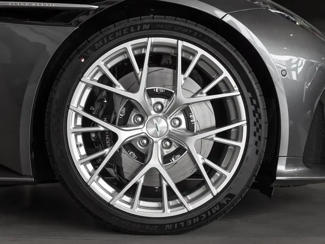 Aston Martin DB12 Coupe - Thumbnail 4