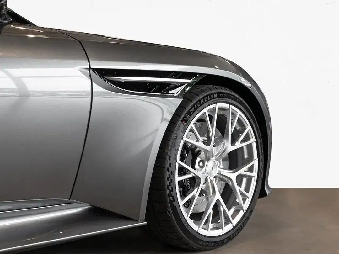 Aston Martin DB12 Coupe - Thumbnail 9