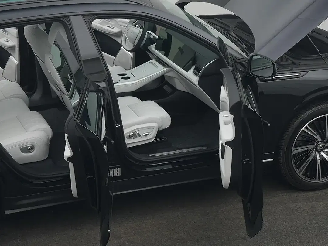 Xpeng G9 Premium - Thumbnail 12