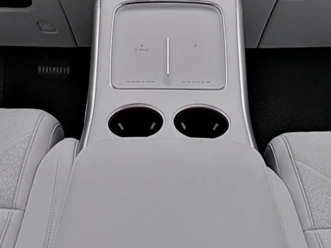 Xpeng G9 Premium - Thumbnail 14