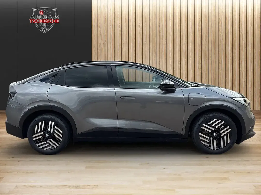 Nissan Leaf - Thumbnail 3