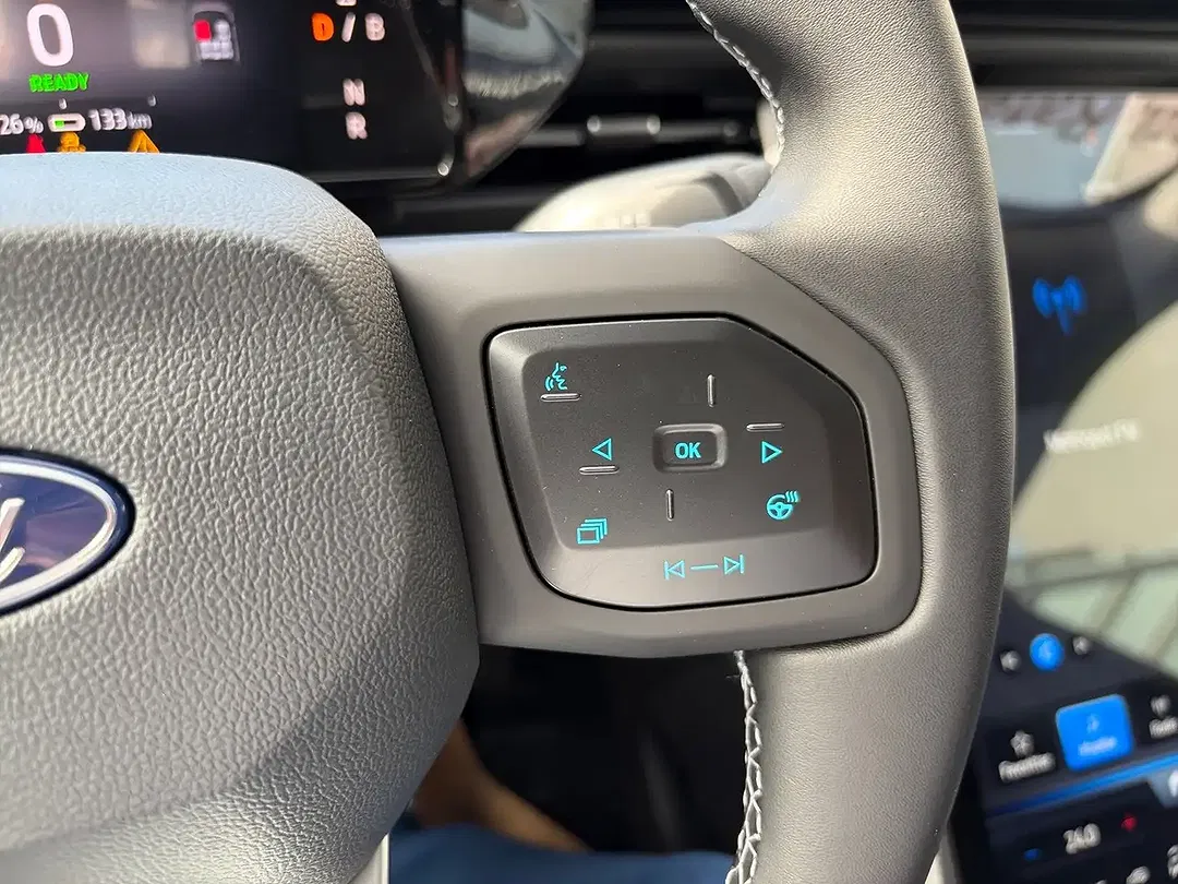 Ford Explorer Premium - Thumbnail 11
