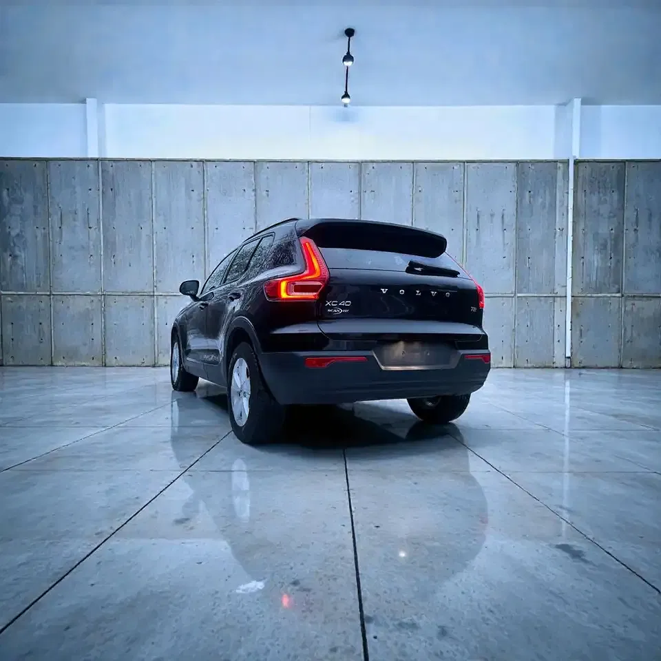 Volvo XC40 Momentum Core - Thumbnail 3