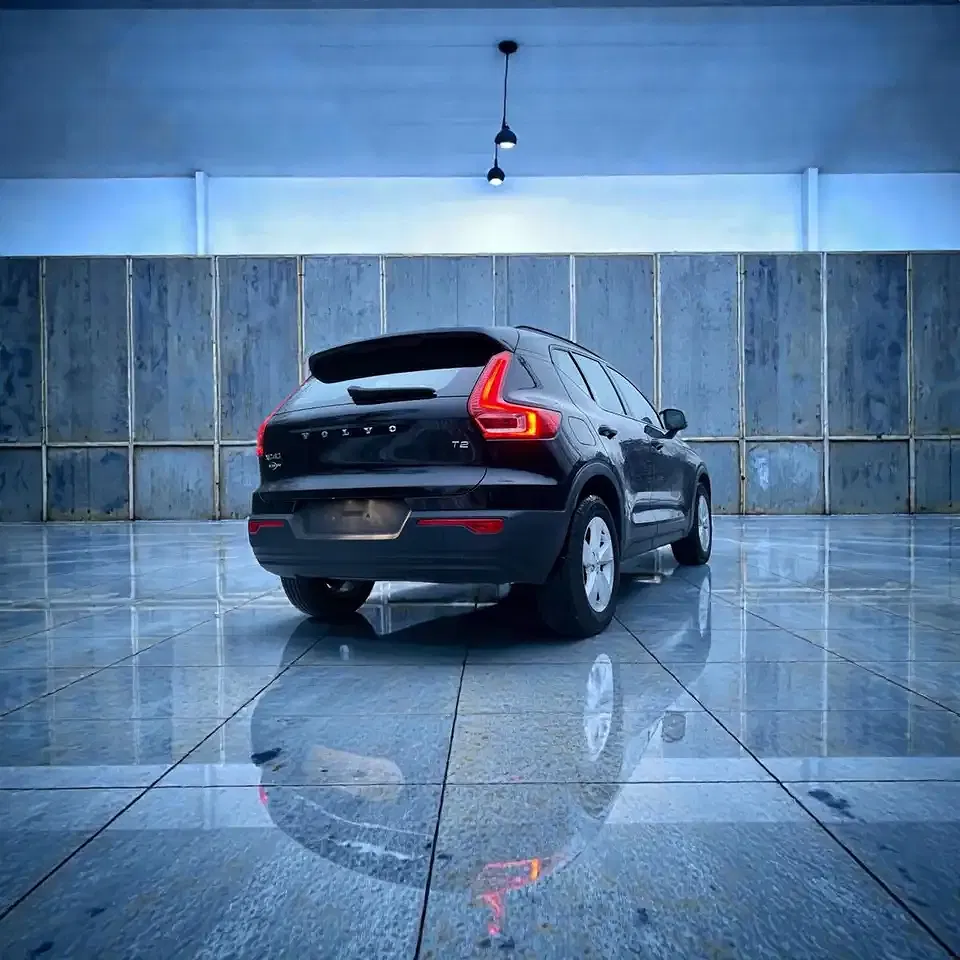 Volvo XC40 Momentum Core - Thumbnail 4