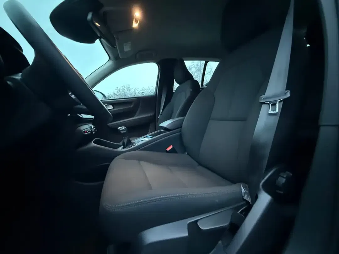 Volvo XC40 Momentum Core - Thumbnail 5