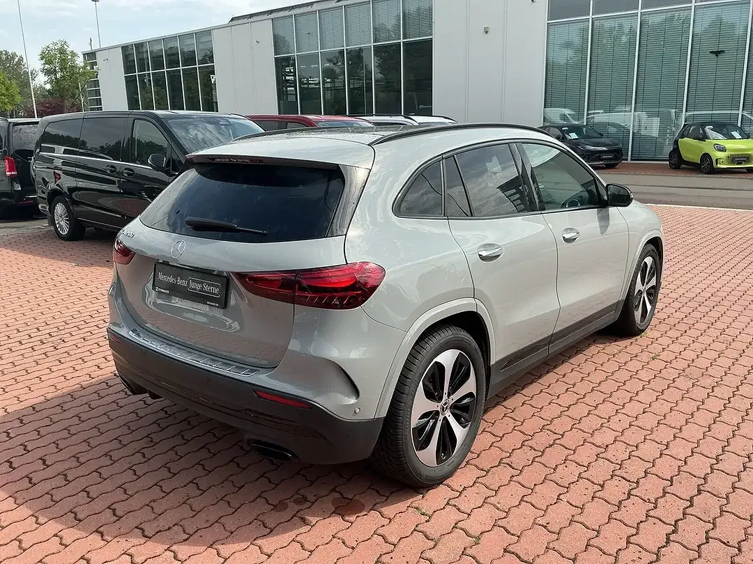 Mercedes-Benz GLA 200 AMG Line Edition - Thumbnail 3