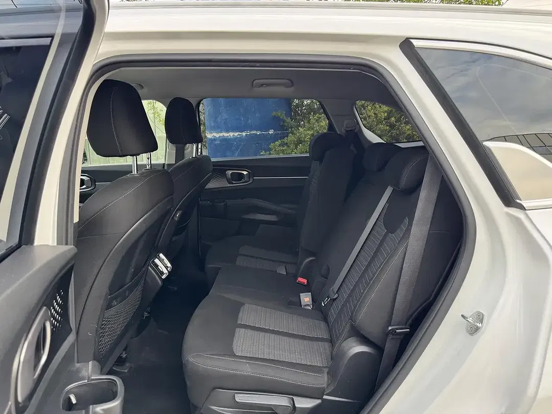 Kia Sorento 4WD - Thumbnail 9