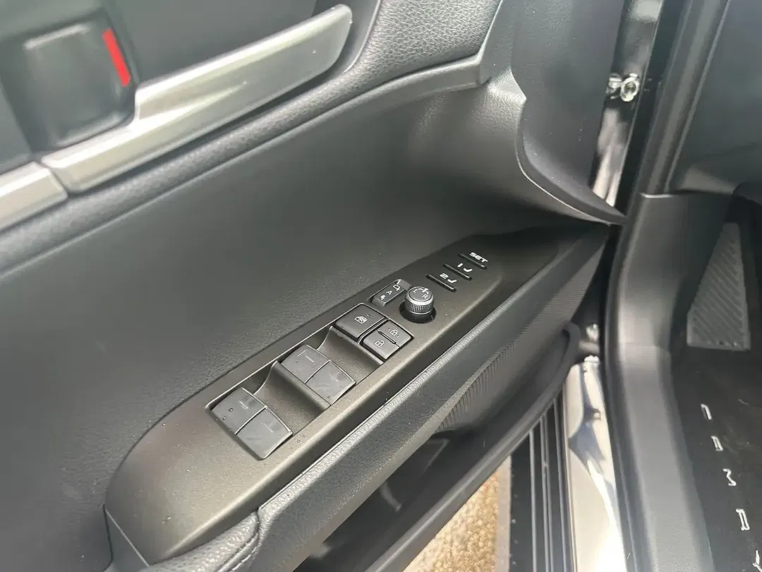 Toyota Camry Hybrid - Thumbnail 4