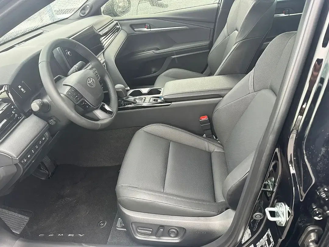 Toyota Camry Hybrid - Thumbnail 6