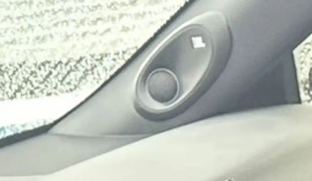 Toyota Camry Hybrid - Thumbnail 9