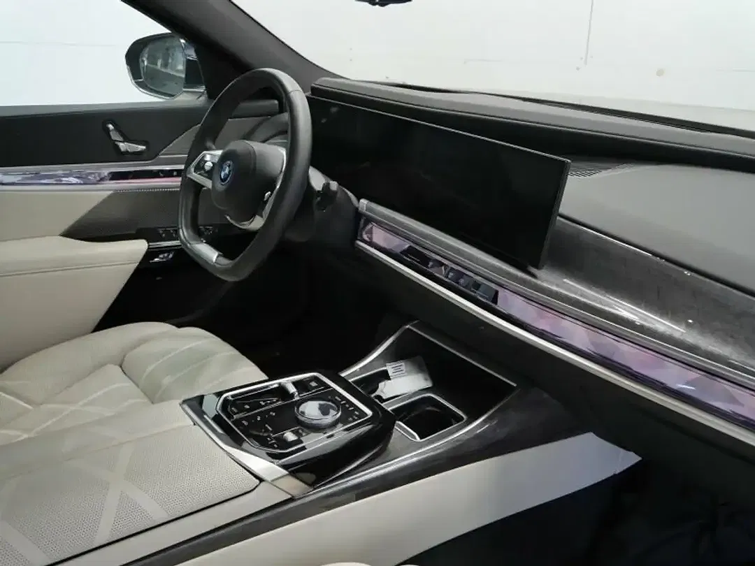 BMW i7 xDrive - Thumbnail 3