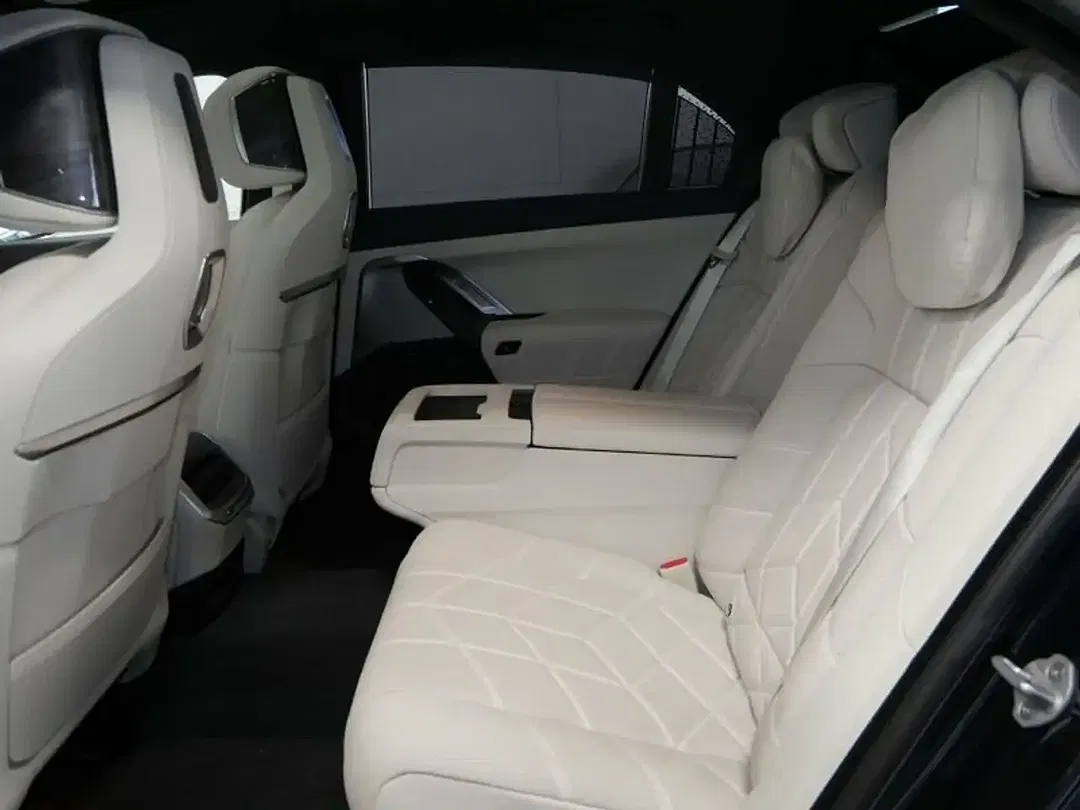 BMW i7 xDrive - Thumbnail 5