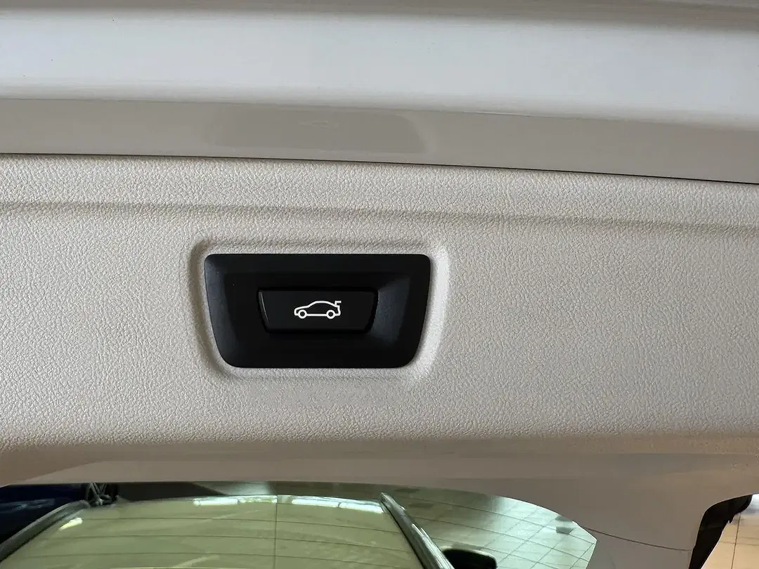 BMW 320 xDrive Touring - Thumbnail 9
