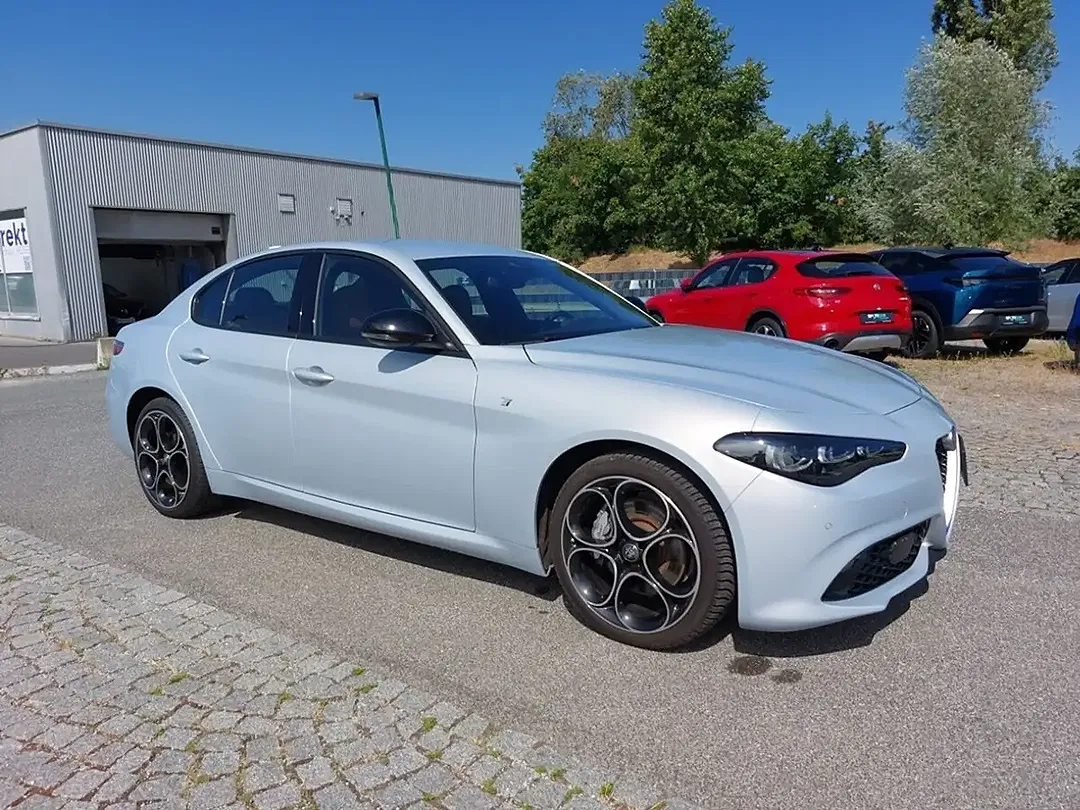 Alfa Romeo Giulia 2.2 16V - Thumbnail 3