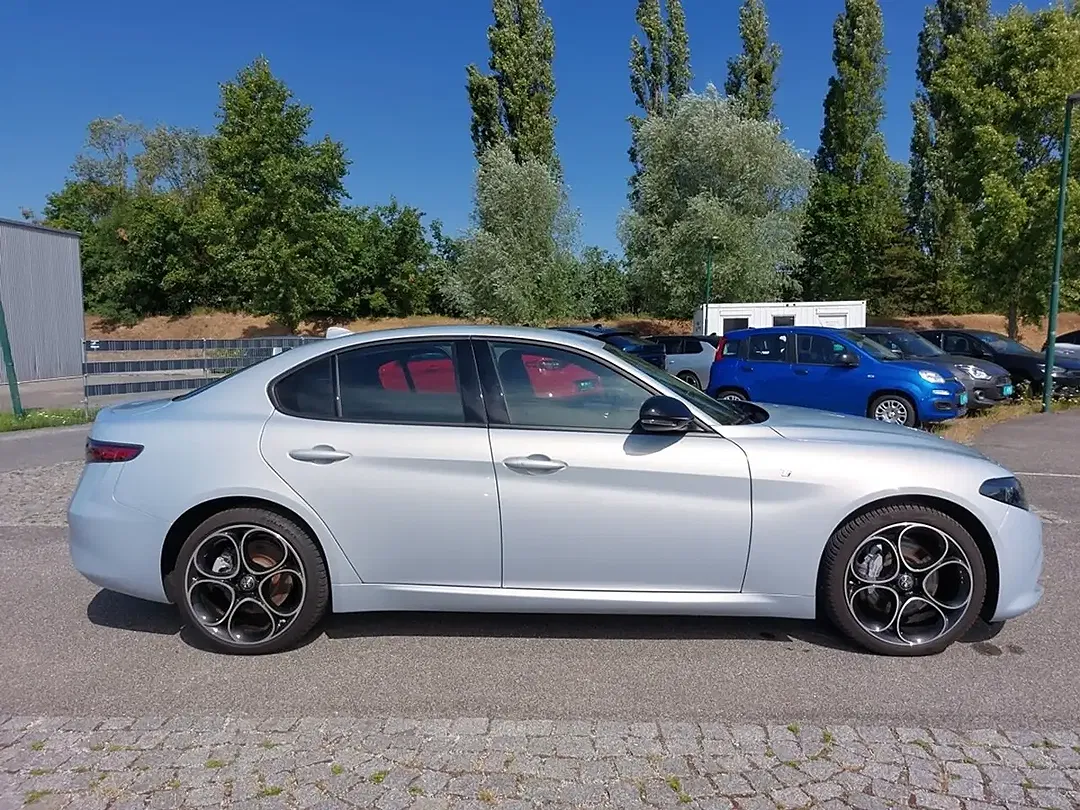 Alfa Romeo Giulia 2.2 16V - Thumbnail 4