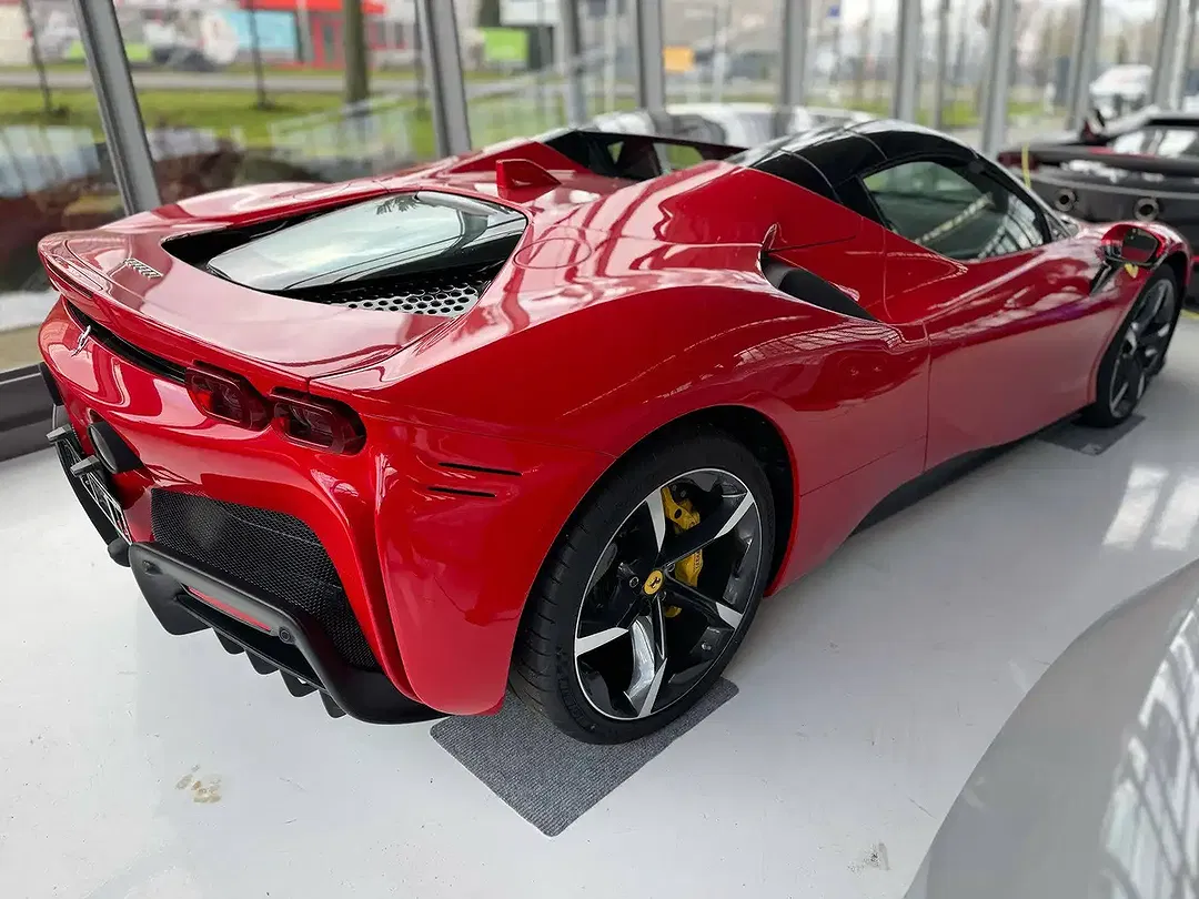 Ferrari SF90 Spider - Thumbnail 4