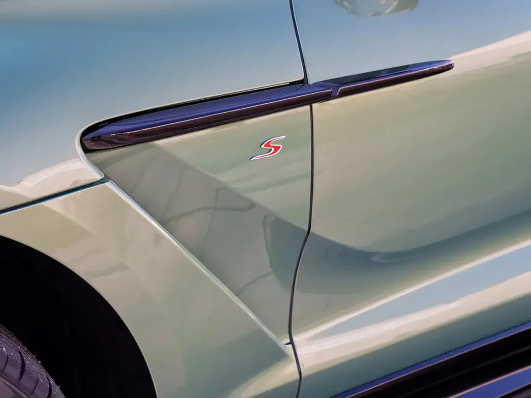 Aston Martin DBX S - Thumbnail 13