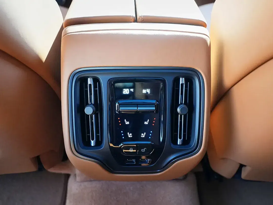 Aston Martin DBX S - Thumbnail 29