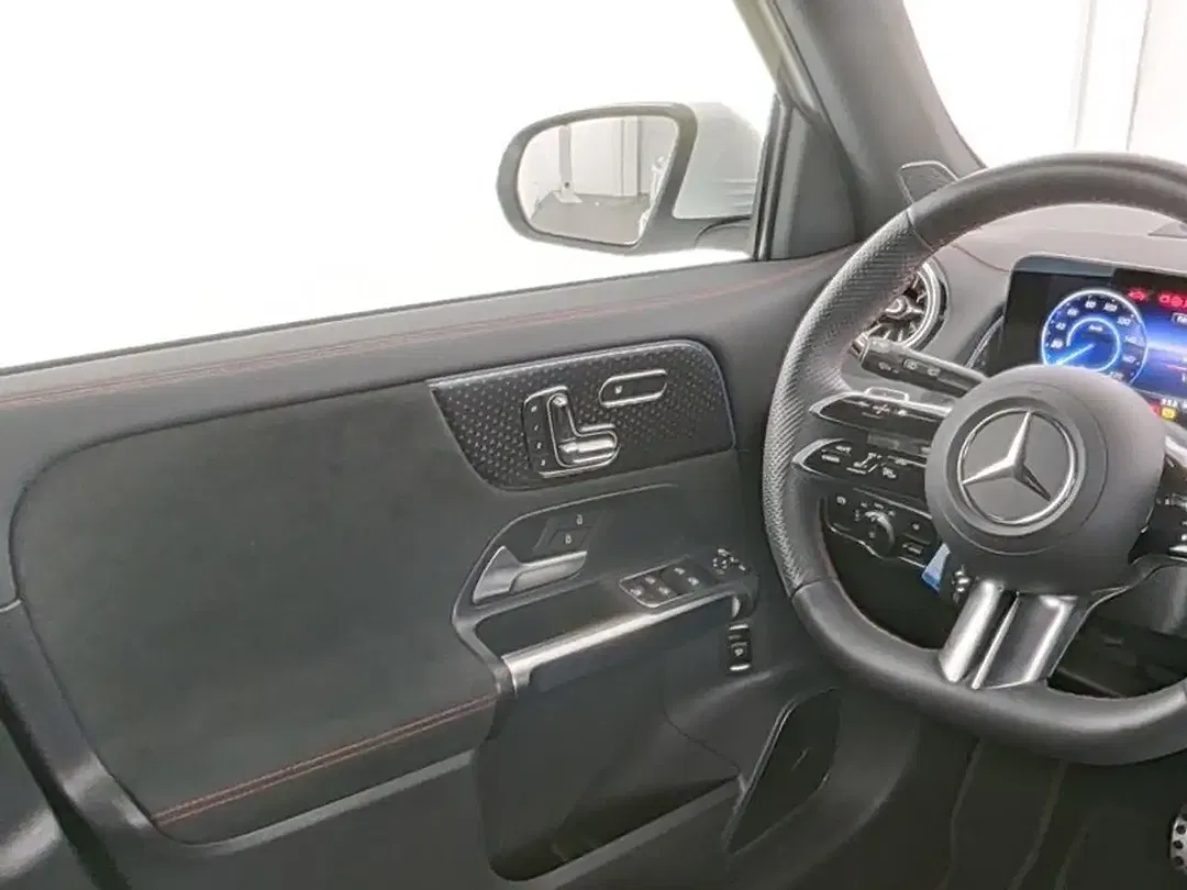 Mercedes-Benz EQB 250 - Thumbnail 9