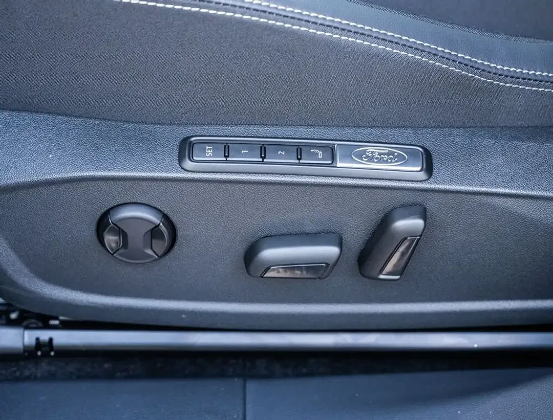 Ford Explorer Premium - Thumbnail 12