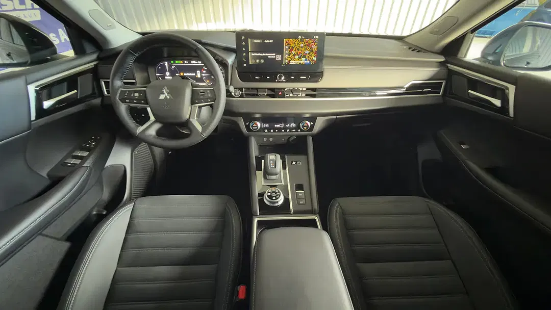 Mitsubishi Outlander PHEV Intro Edition - Thumbnail 4