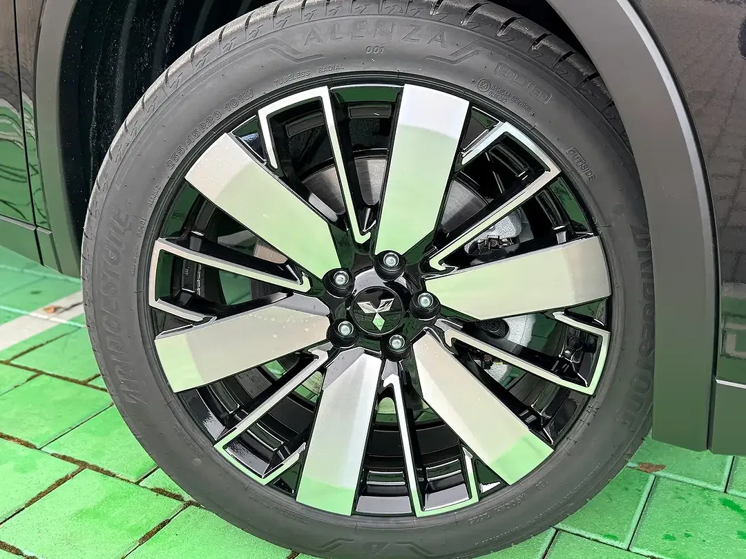 Mitsubishi Outlander PHEV Intro Edition - Thumbnail 5