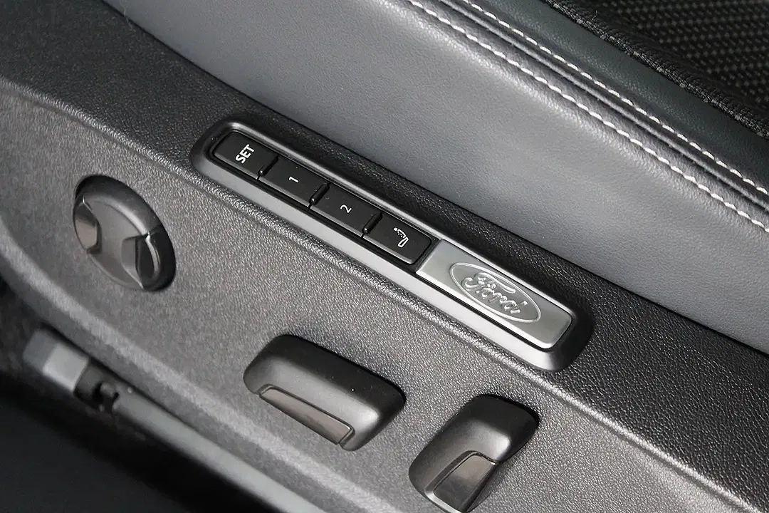 Ford Explorer 4x4 - Thumbnail 11