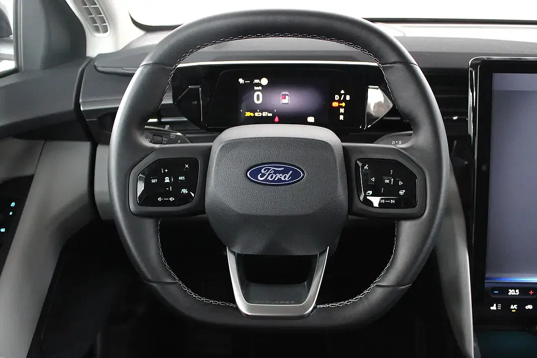 Ford Explorer 4x4 - Thumbnail 6