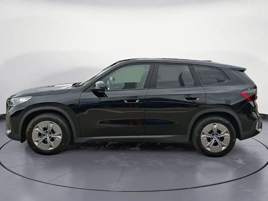 BMW iX1 xDrive - Thumbnail 3