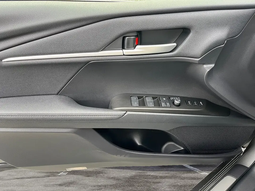 Toyota Camry Hybrid Executive - Thumbnail 13