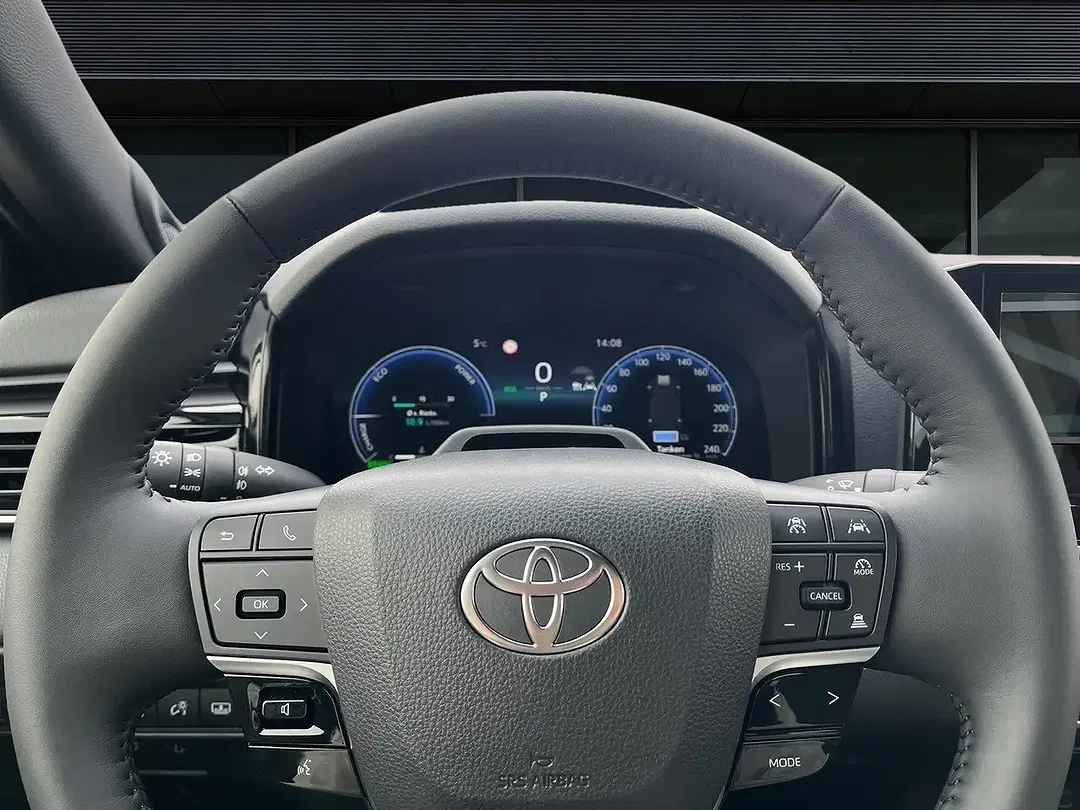 Toyota Camry Hybrid Executive - Thumbnail 16