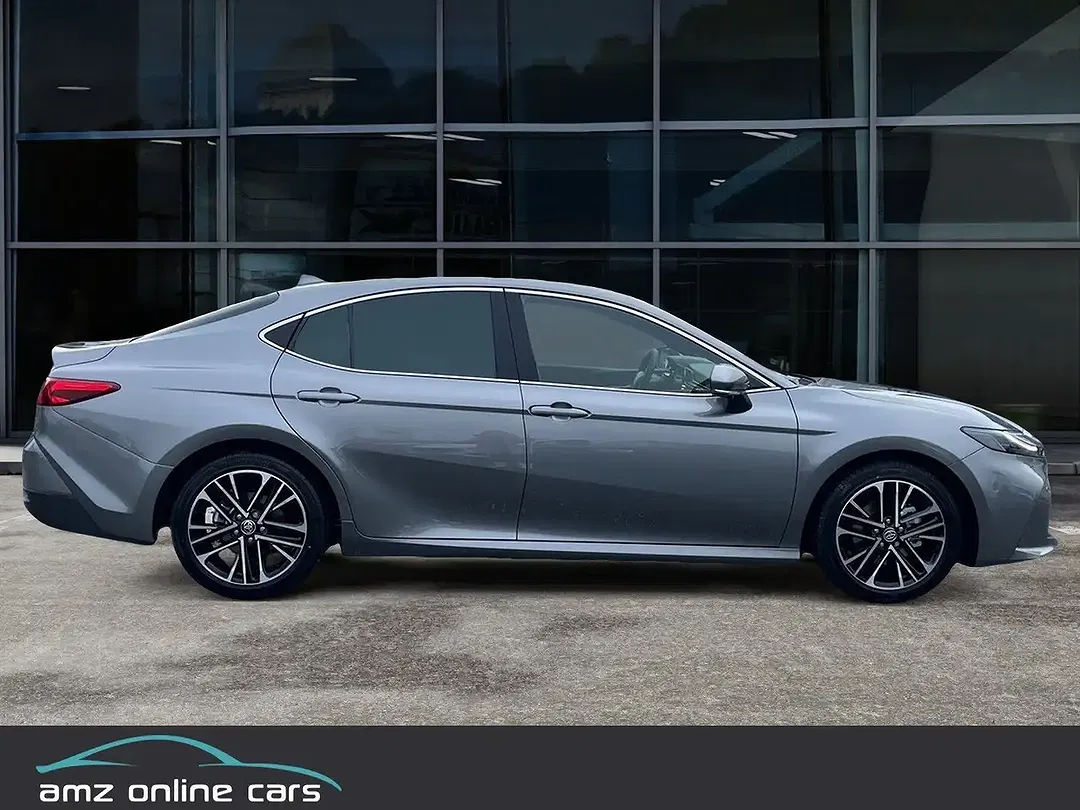 Toyota Camry Hybrid Executive - Thumbnail 3