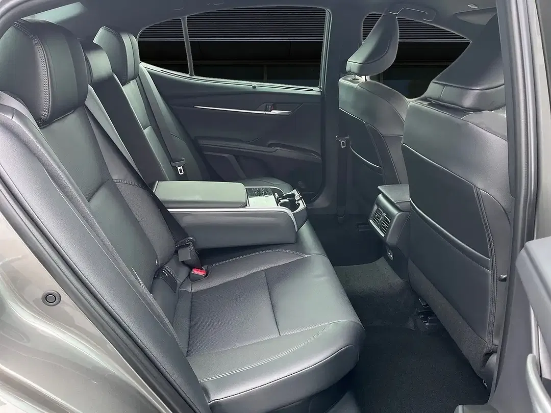 Toyota Camry Hybrid Executive - Thumbnail 7