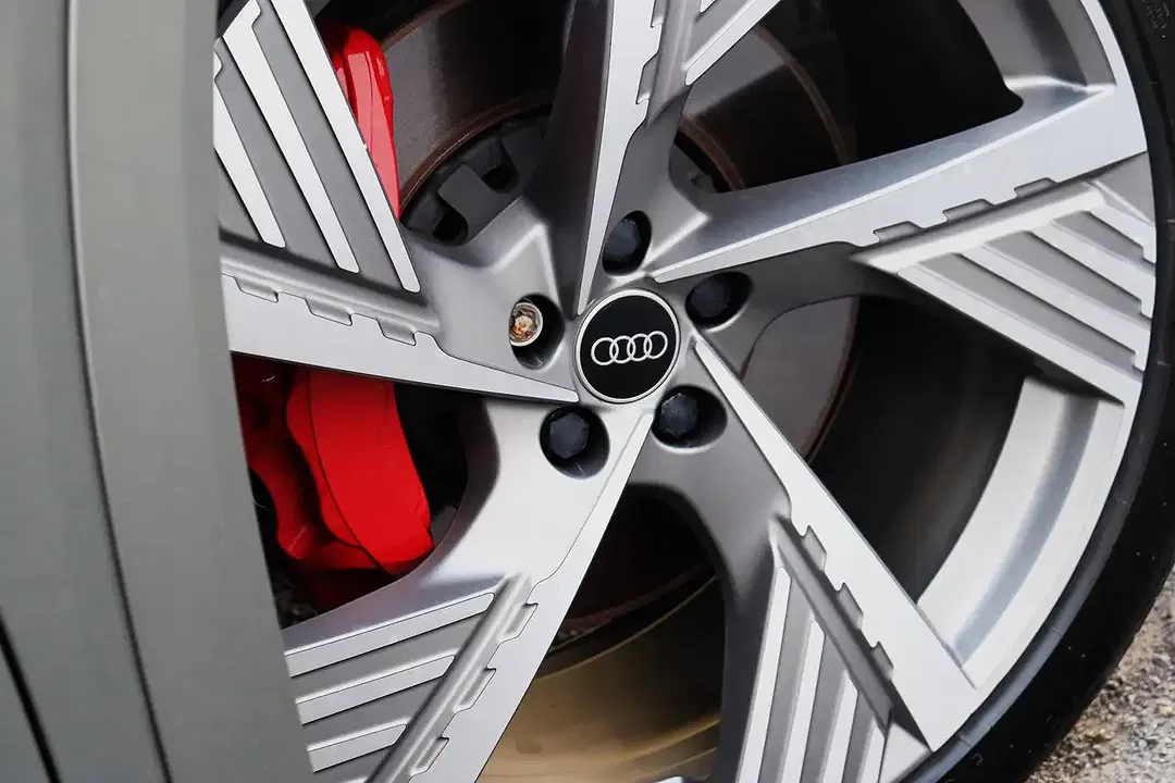 Audi Q8 e-tron 55 quattro competition Sportback - Thumbnail 4