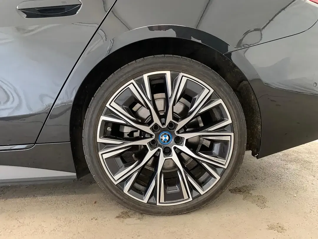 BMW i4 M Sport - Thumbnail 5